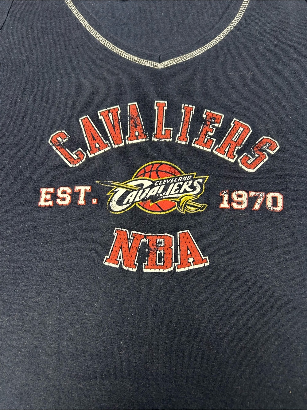 Vintage NBA Cleveland Cavaliers Women’s L Navy V-Neck Tee with Red & Gold Logo - Picture 3 of 4